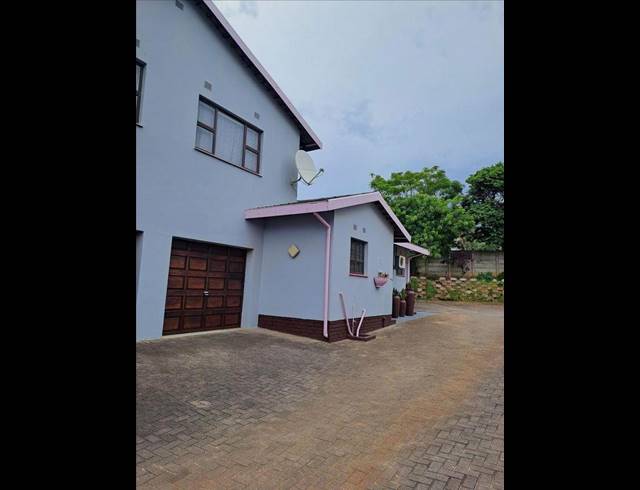 3 BEDROOM TOWNHOUSE FOR SALE IN UVONGO BEACH